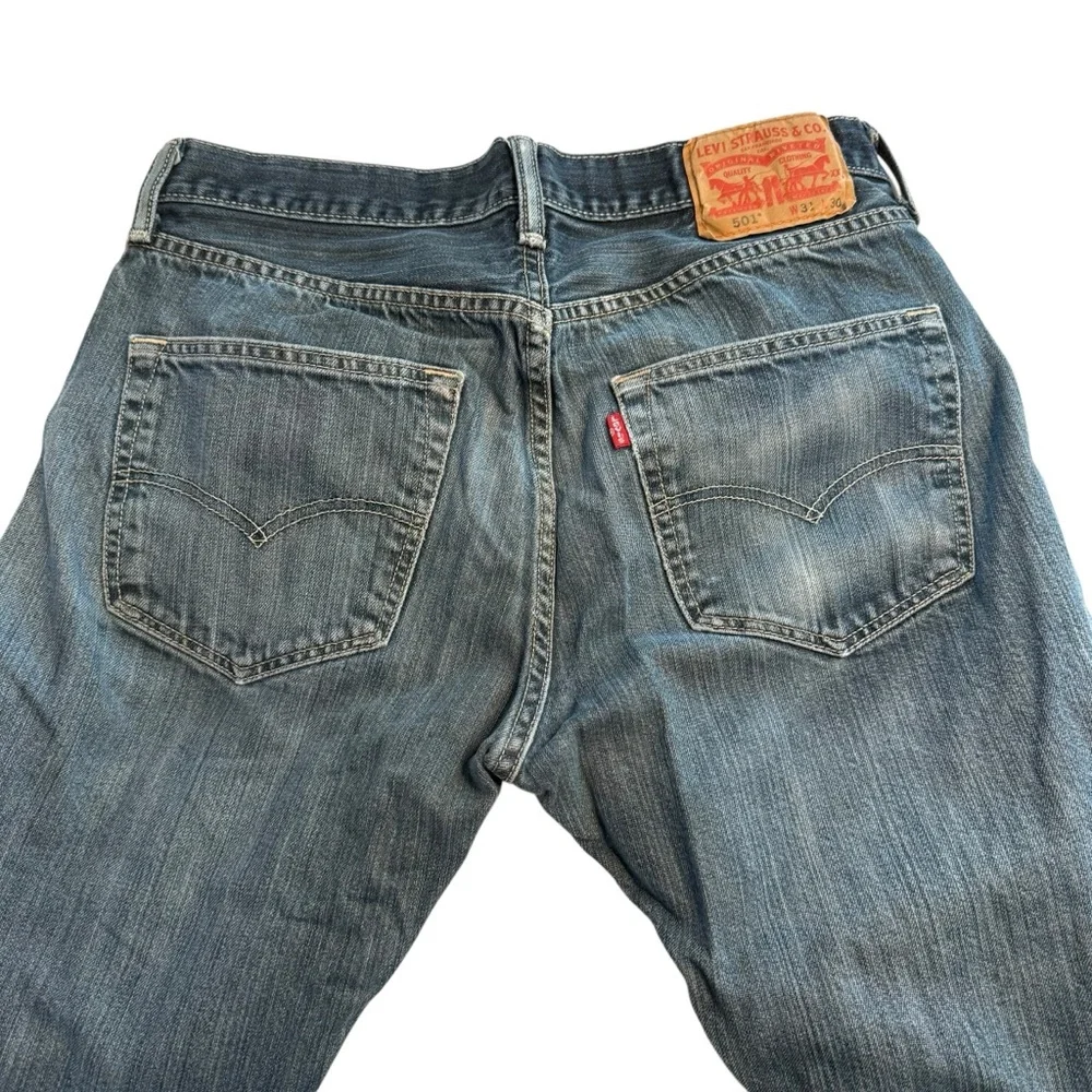 Levi's 501 button fly jeans men’s 31x30 blue distressed straight leg vintage